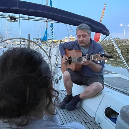 Voilier A Quai