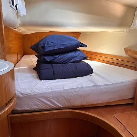 Voilier A Quai La Rochelle (Charente-Maritime)