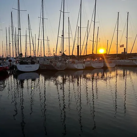 Botel Voilier A Quai