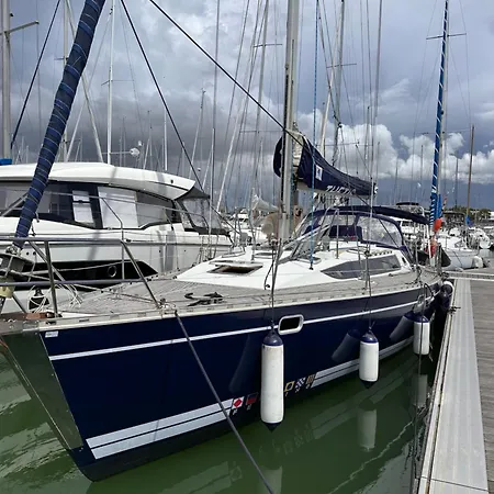 Botel Voilier A Quai La Rochelle (Charente-Maritime)