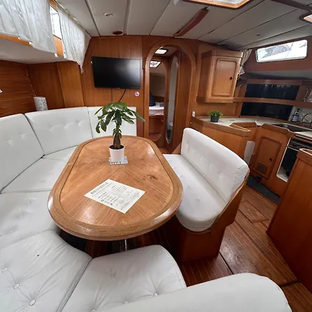 Voilier A Quai * La Rochelle (Charente-Maritime)