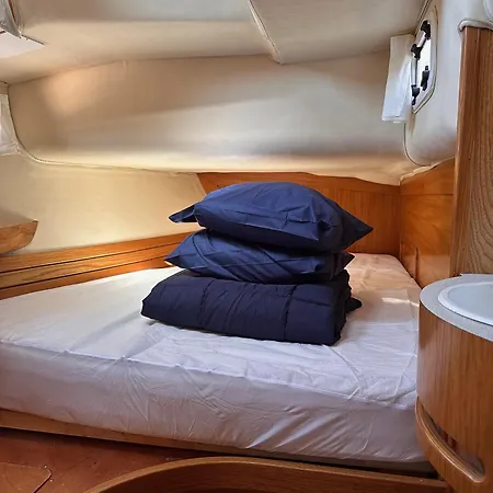 Voilier A Quai Botel *